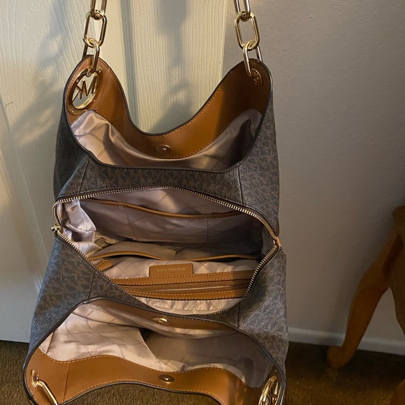 Michael Kors purses, wallet. CK purse and wristlet. EXCELLENT, Near new - Picture 3 of 10